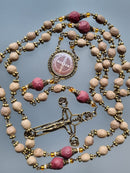 Terço de  Pétalas de Rosas São Bento