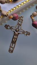 Terço de  Pétalas de Rosas São Bento